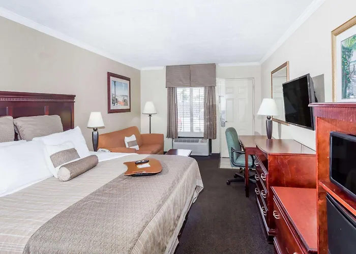 Days Inn By Wyndham Destin