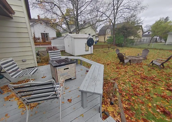 Huge Historic, W/Large Yard & Close To Beach