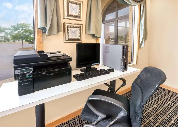 Days Inn & Suites By Wyndham Kalamazoo