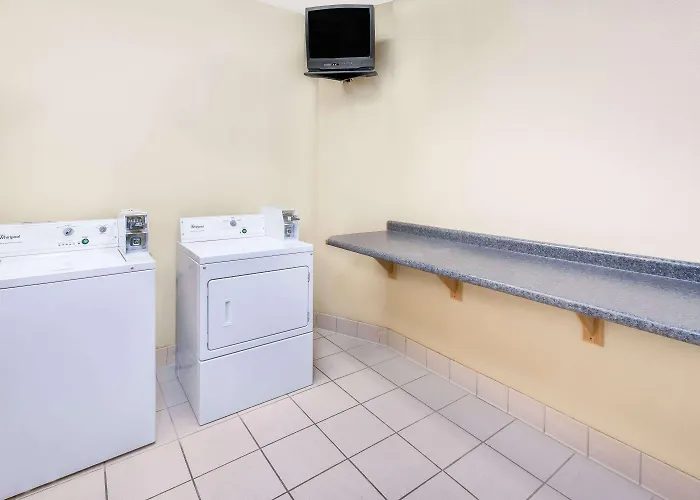 Days Inn & Suites By Wyndham Kalamazoo