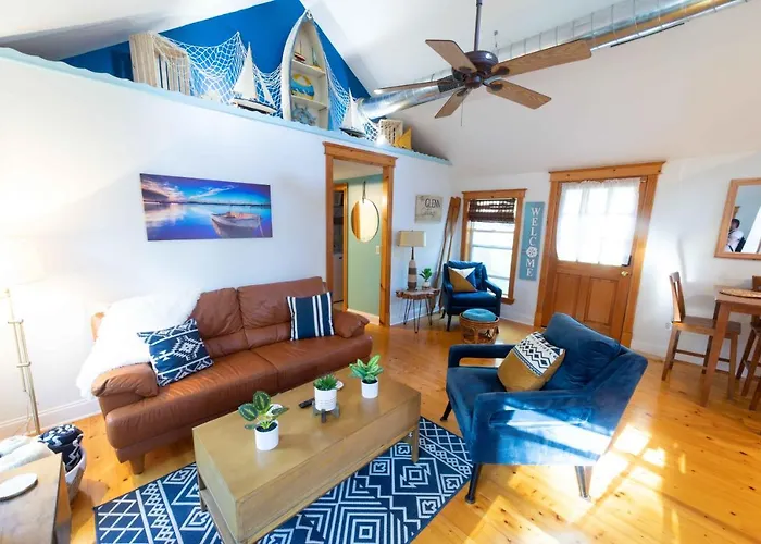 The Charming Glenn Cottage! Walk To Lake Michigan!