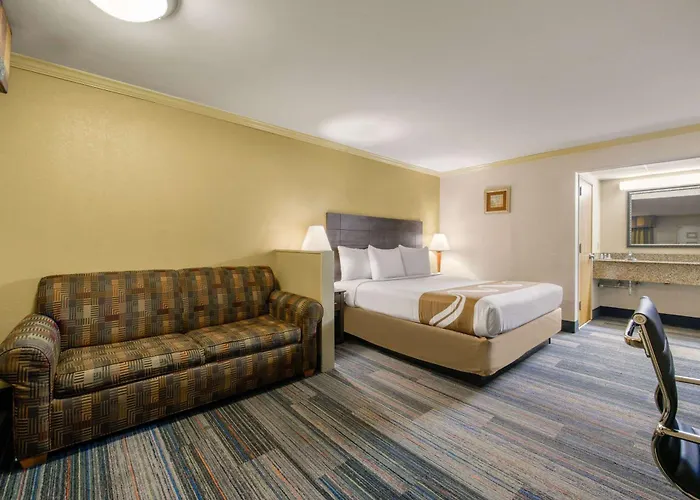 Hibiscus Inn & Suites
