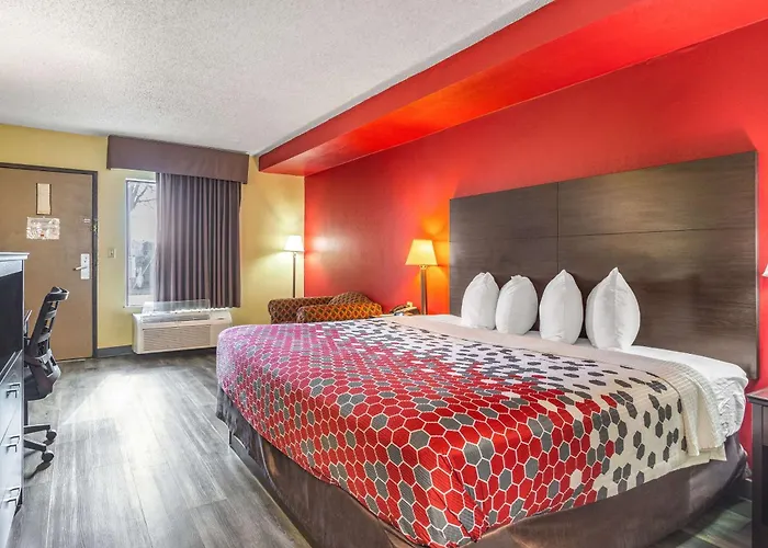 Econo Lodge & Suites Clarksville Near Governors Square Mall
