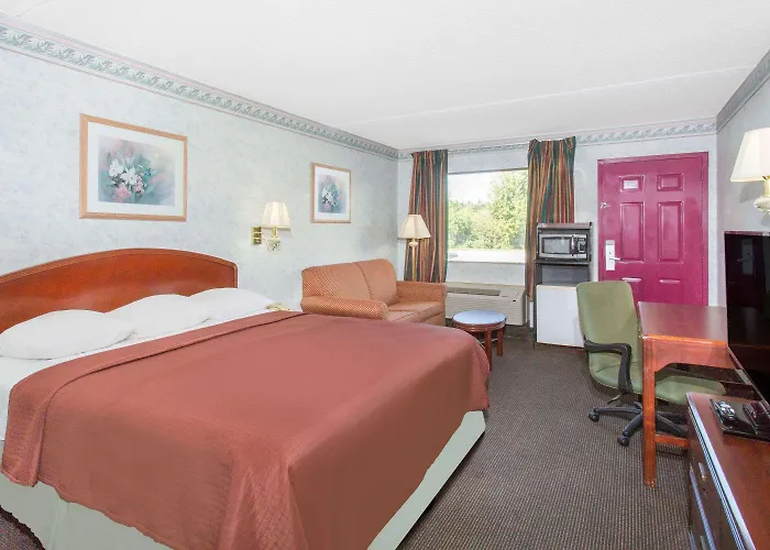 Days Inn & Suites By Wyndham Bentonville