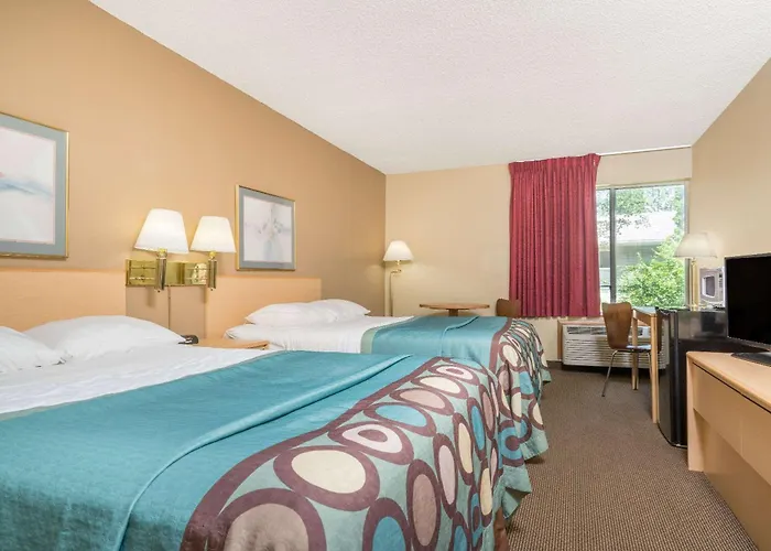 Super 8 By Wyndham Menomonie Wi
