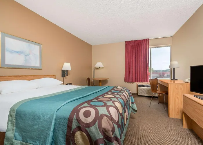 Super 8 By Wyndham Menomonie Wi