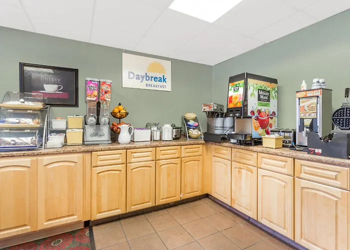 Days Inn By Wyndham Cedar Falls- University Plaza