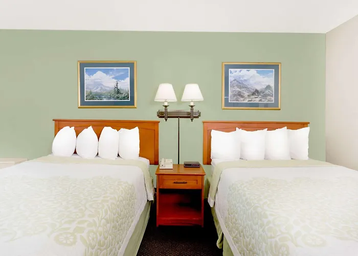 Days Inn By Wyndham Cedar Falls- University Plaza