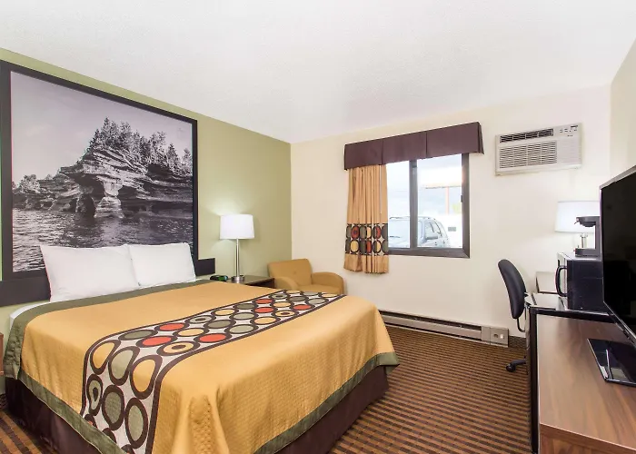 Super 8 By Wyndham Eau Claire I-94