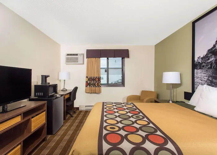 Super 8 By Wyndham Eau Claire I-94