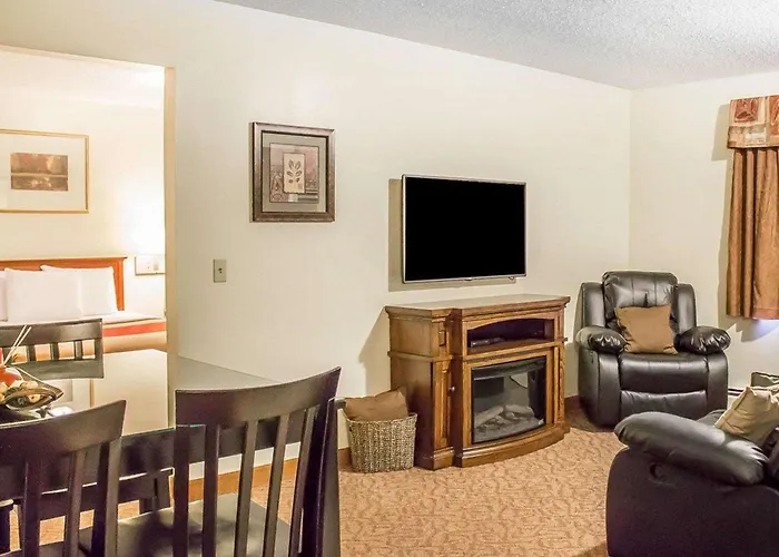 Econo Lodge Menomonie On The Bay