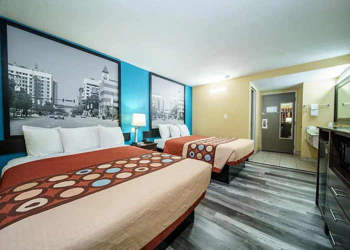 Super 8 By Wyndham Wichita Airport West Kellogg