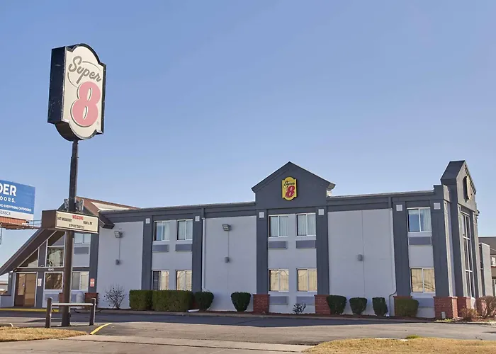 Super 8 By Wyndham Wichita Airport West Kellogg