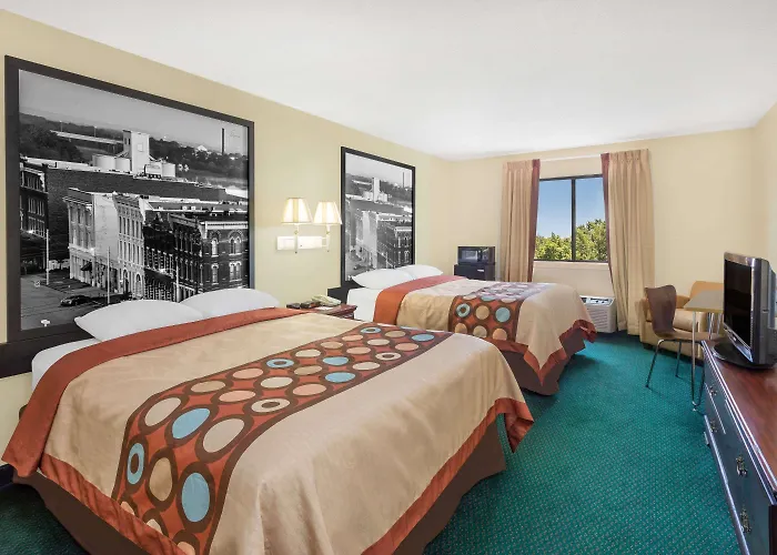 Super 8 By Wyndham Montgomery I-65