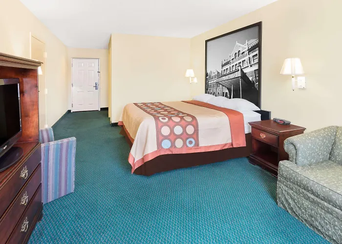 Super 8 By Wyndham Montgomery I-65