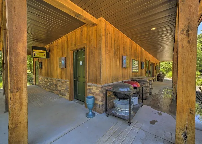 Falling Water Chalet Upper Unit: Near Bike Trails!