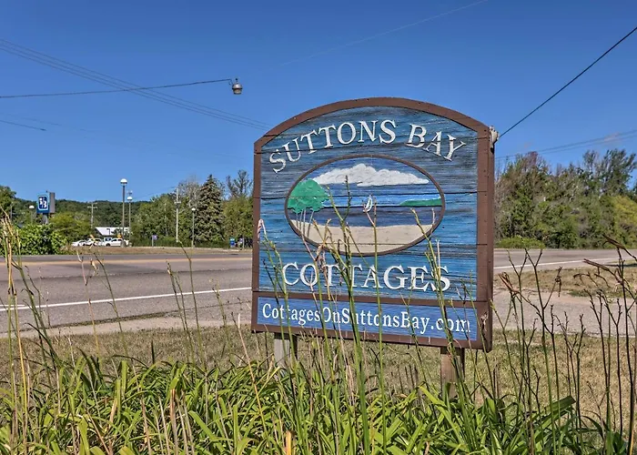 1/2 Mi To Dtwn! Suttons Bay Cottage W/ Fire Pit