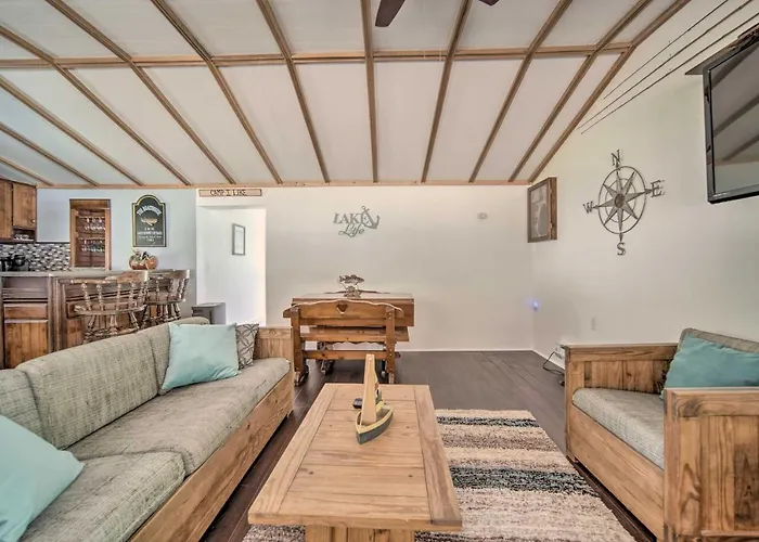 Jamestown Retreat W/ Hot Tub - Walk To Lake!