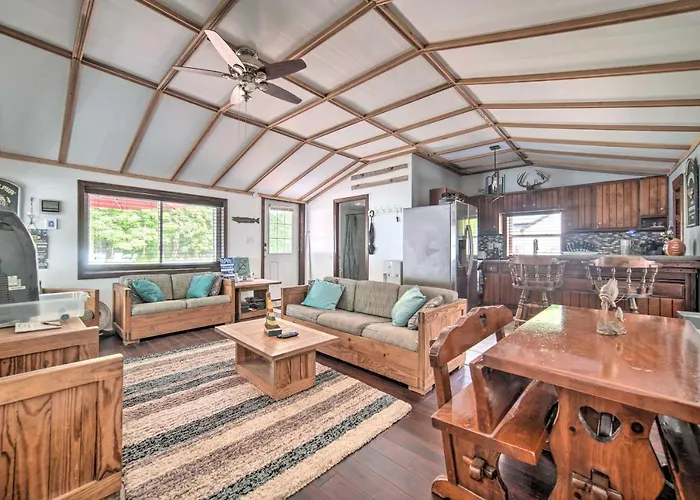 Jamestown Retreat W/ Hot Tub - Walk To Lake!