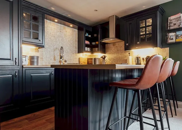 Elegant Stylish Home In Historic Town Centre - Pass The Keys