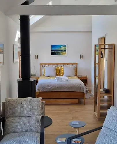The Brookhouse. Cheerful Tiny House With Seaview.