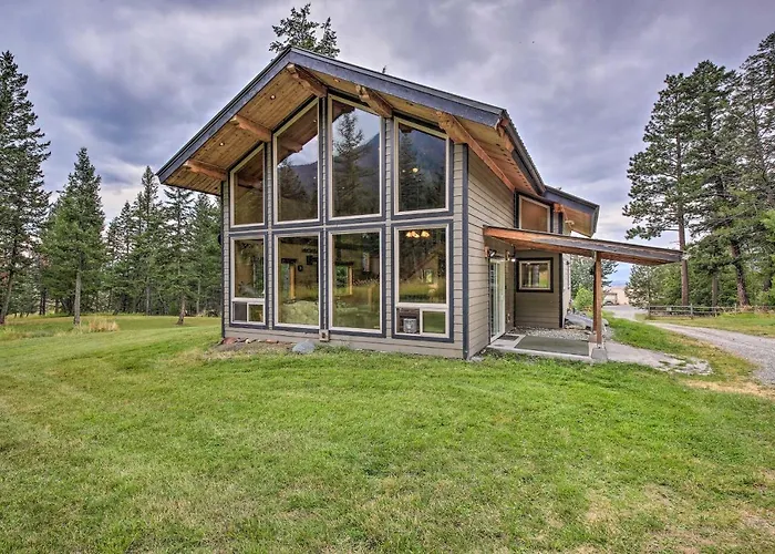 Private Deck & Mtn Views: Family Getaway In Eureka