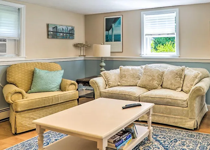 Quaint & Convenient! Cape Cod Apt Near Canal