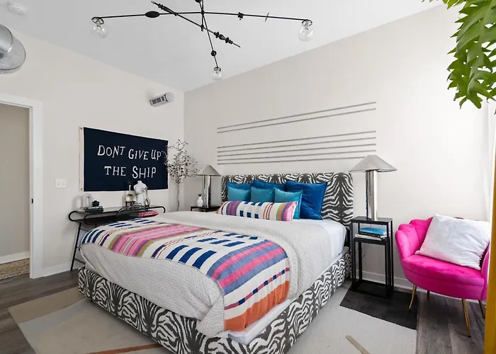 The Bentley Condotel, Heart Of Walkers Point With Garage, Yard