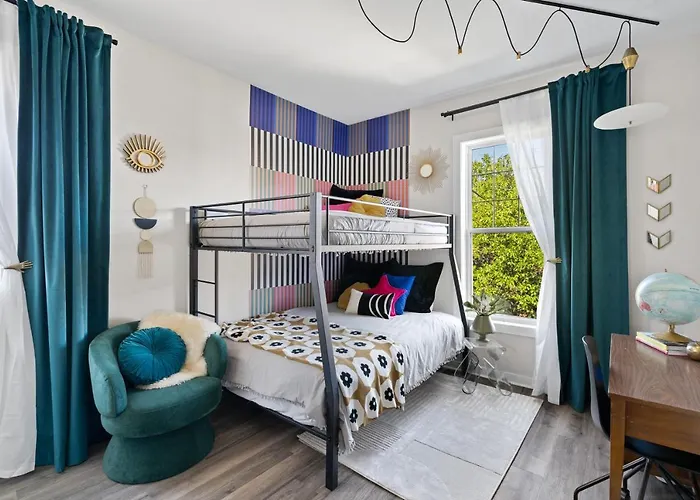 The Bentley Condotel, Heart Of Walkers Point With Garage, Yard