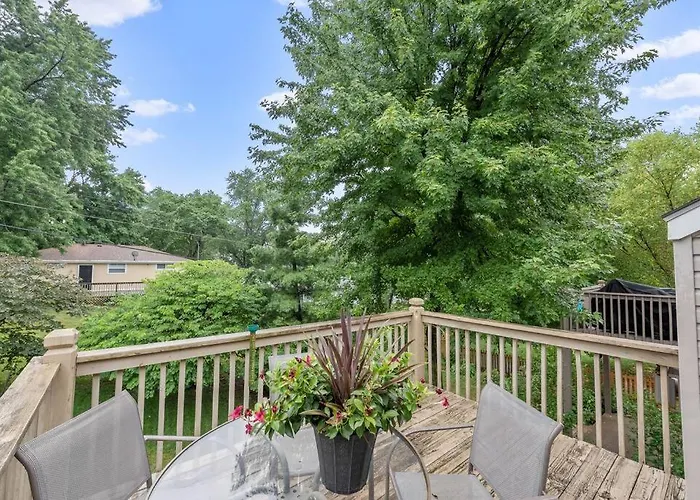 Spacious Kansas City Townhome With 2 Living Rooms Near Downtown And Mci Airport