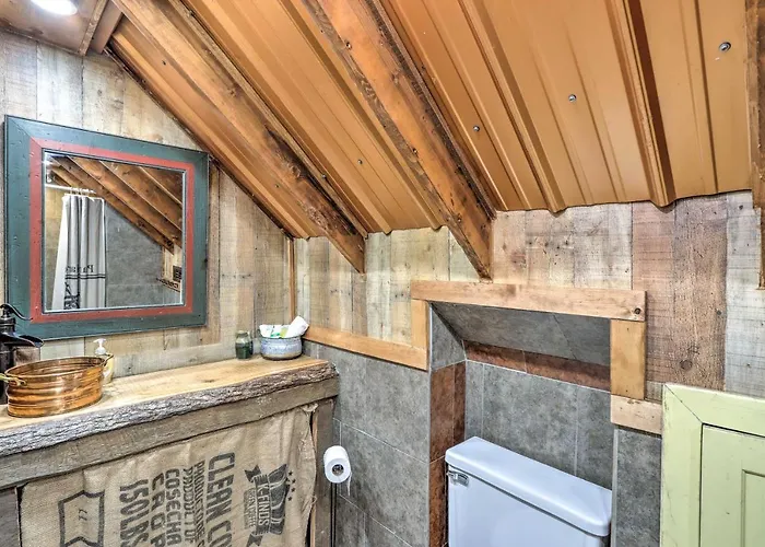 Cozy Creekside Mountain Escape W/ Hot Tub!