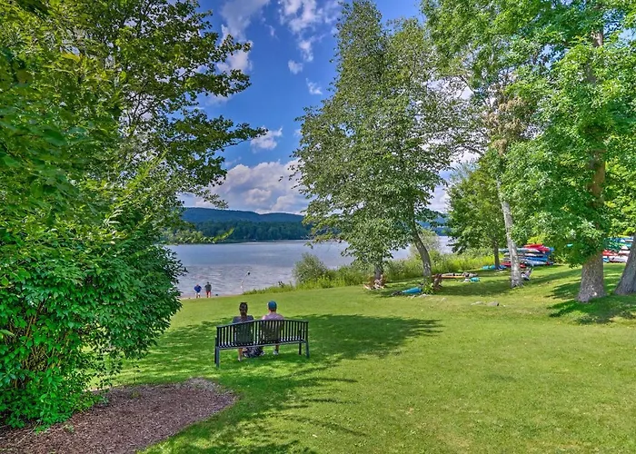 Stockbridge Home: Walk To Town Beach!