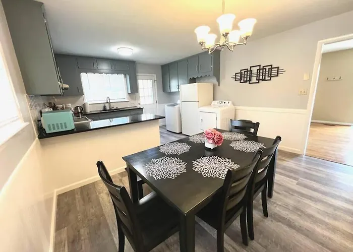 *Comfortable Townhome * King Beds * Long Term*