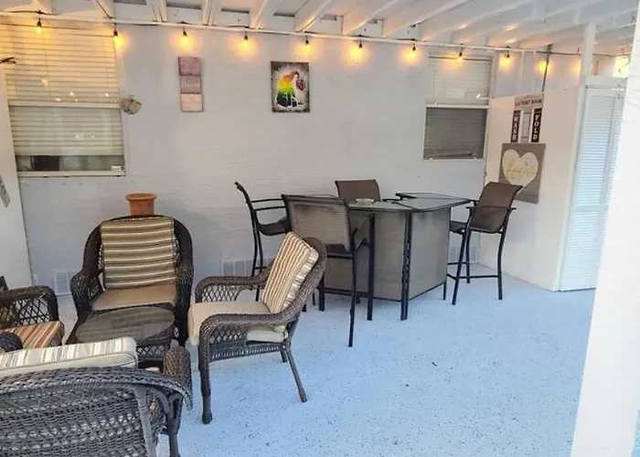 Palm Springs 3-Bedroom 2-Bath 5 Miles To The Beach