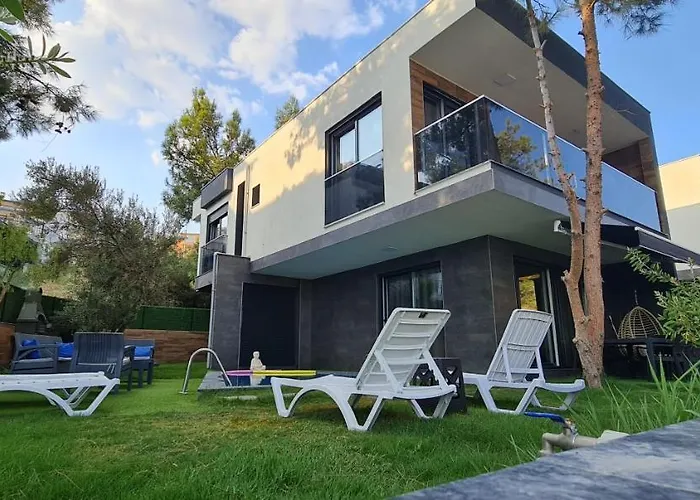 Oezel Havuz Ve Deniz Manzarali Yeni Villa