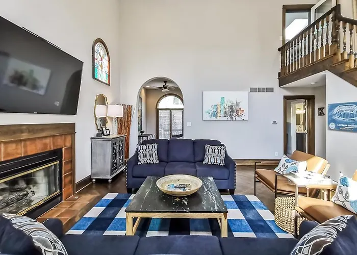 Stunning Plaza Home-Location Unbeatable-New Remodel