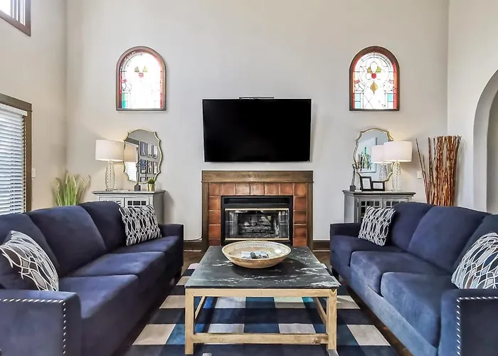 Stunning Plaza Home-Location Unbeatable-New Remodel