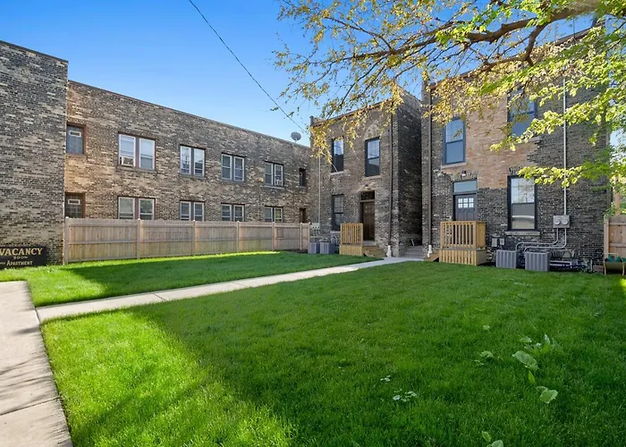 The Bentley Condotel, Heart Of Walkers Point With Garage, Yard