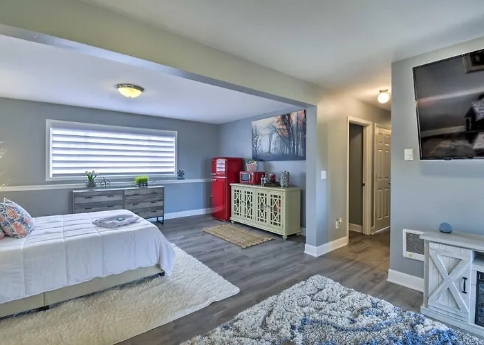 Cozy Port Orchard Home W/ Grill & Fire Pit!