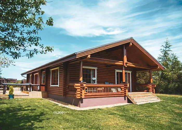 Tomatin - Luxury Two Bedroom Log Cabin With Hot Tub