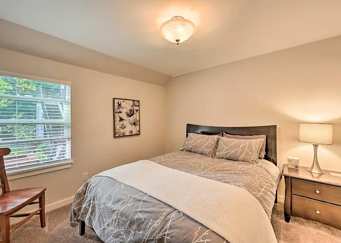 Near I-405 & 1 Mi To Dtwn! Kirkland Family Home