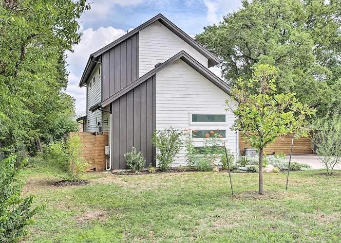 Gorgeous Georgetown Home, Walk To The Square!