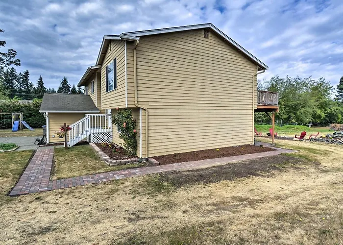 Cozy Port Orchard Home W/ Grill & Fire Pit!
