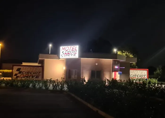 Motel Circuit Drive