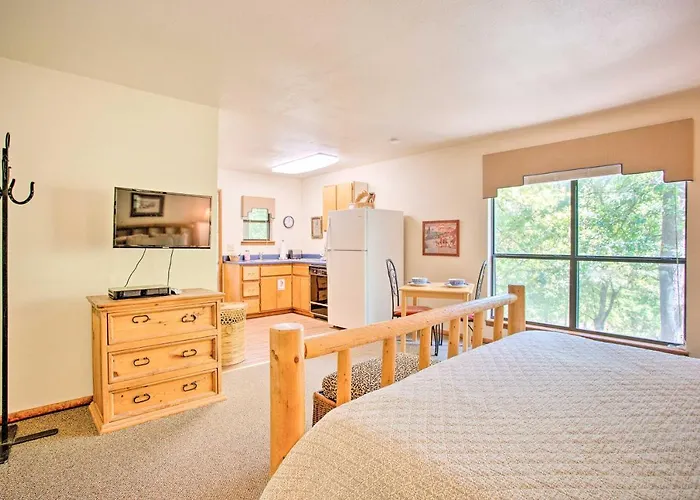 Bright Davis Escape W/ Screened-In Porch!