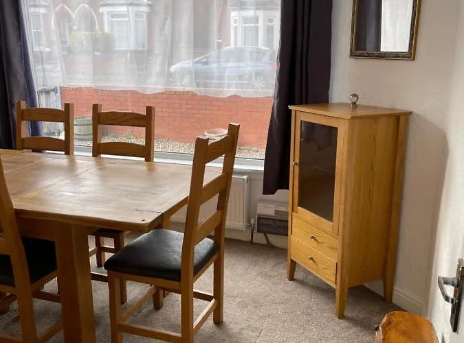 Spacious, Sleeps 18, 3 Bathrooms, Parking, Parks, Mansfield, Sherwood