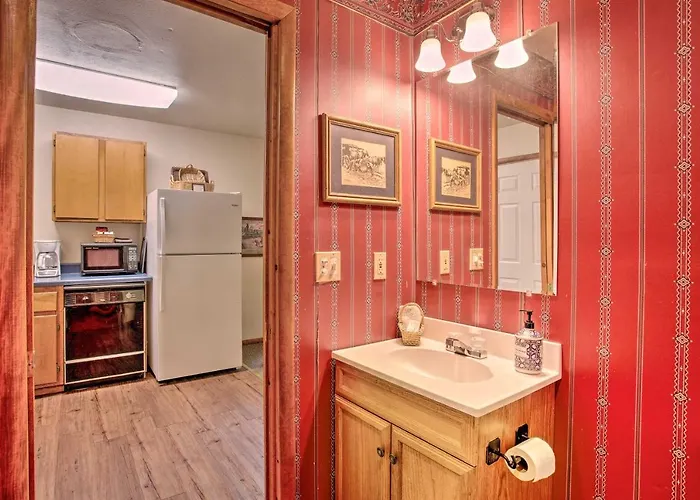 Bright Davis Escape W/ Screened-In Porch!