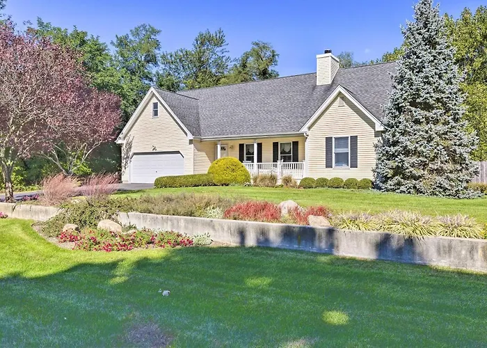 < 1 Mi To Beach: Luxury North Fork Retreat W/ Deck