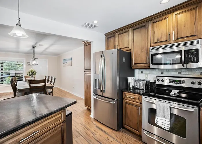 Spacious & Sunny Family Gem - Heated Pool, Firepit And Game Room