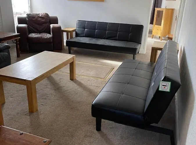 Spacious, Sleeps 18, 3 Bathrooms, Parking, Parks, Mansfield, Sherwood
